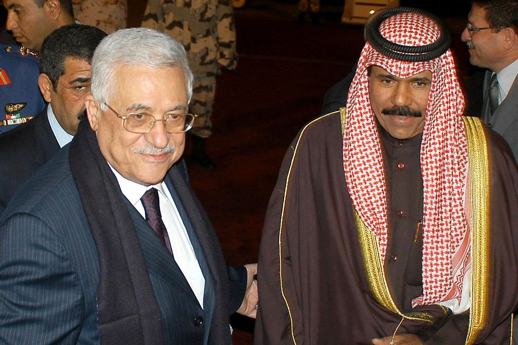 Wakil Perdana Menteri Pertama dan Menteri Dalam Negeri Kuwait Sheikh Nawaf al-Ahmad al-Jaber al-Sabah (kanan) menerima kunjungan Presiden Palestina Mahmoud Abbas di Bandar Udara Internasional Kuwait di Kuwait City, Kuwait, 6 Februari 2006. 