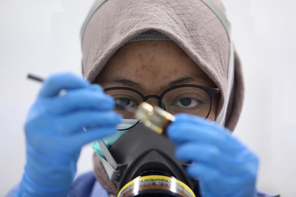 Peneliti melihat hasil ekstrak bahan baku alami di laboratorium Pusat Riset Obat Modern Asli Indonesia (OMAI) di Dexa Laboratories of Biomolecular Sciences, kawasan industri Cikarang, Bekasi, Jawa Barat, Rabu (11/3/2020). 