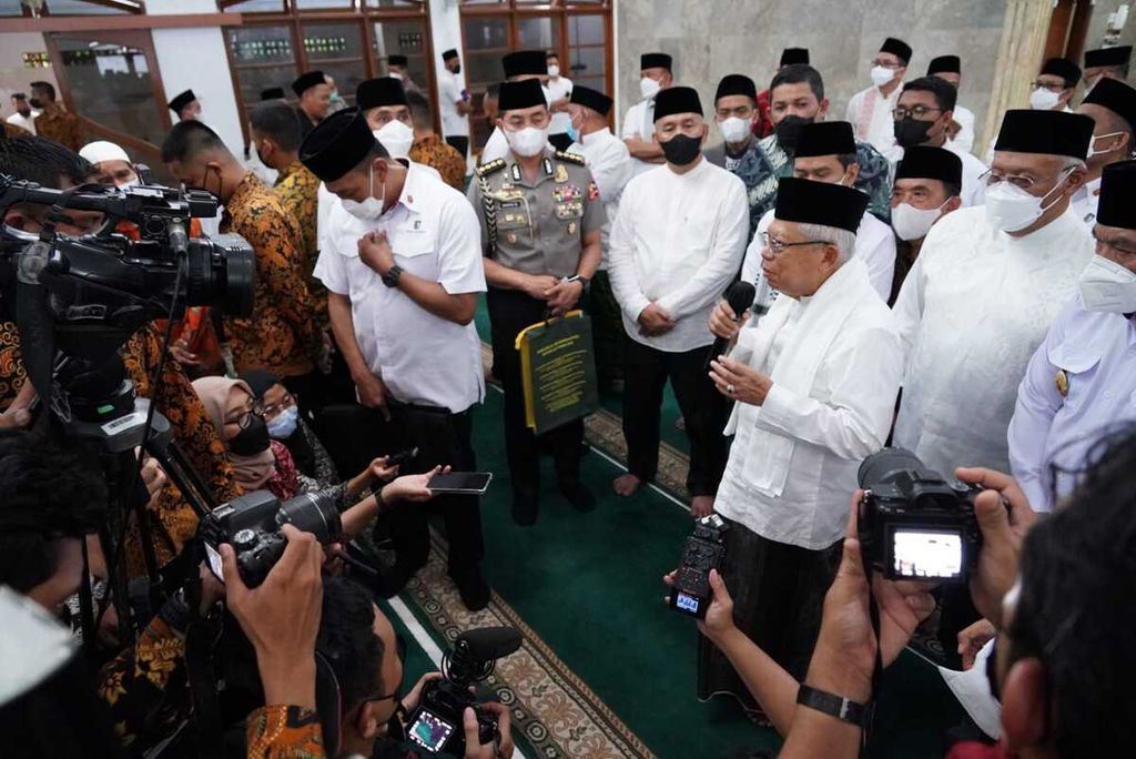 Wakil Presiden Ma’ruf Amin saat menjawab pertanyaan media seusai penyerahan program bantuan Badan Amil Zakat Nasional (Baznas) Microfinance Masjid kepada jemaah Masjid At Taqwa, Kota Tangerang Selatan, Banten, Jumat (11/11/2022).