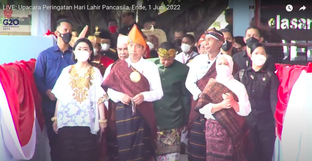Seusai upacara peringatan Hari Lahir Pancasila, Presiden Joko Widodo dan Ibu Iriana Jokowi menuju Rumah Tenun Ende, Kabupaten Ende, untuk menerima penganugerahan gelar tua adat Ende, Rabu (1/6/2022).