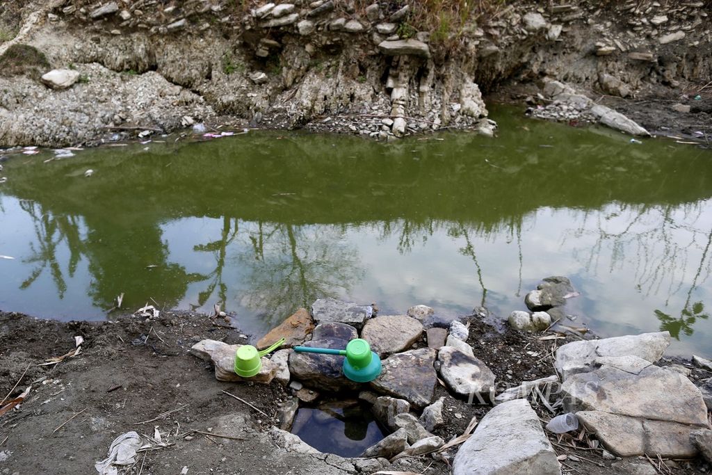 Air keluar dari lubang di dasar sungai, di sekitar genangan air di Dusun Kalitlawah, Ngaren, Juwangi, Boyolali, Jawa Tengah, Kamis (14/9/2023). Saat musim kemarau, warga setempat memanfaatkan sisa air di dasar sungai itu untuk mandi dan mencuci, sedangkan untuk kebutuhan minum dan memasak, mereka membeli air atau menunggu bantuan air bersih.