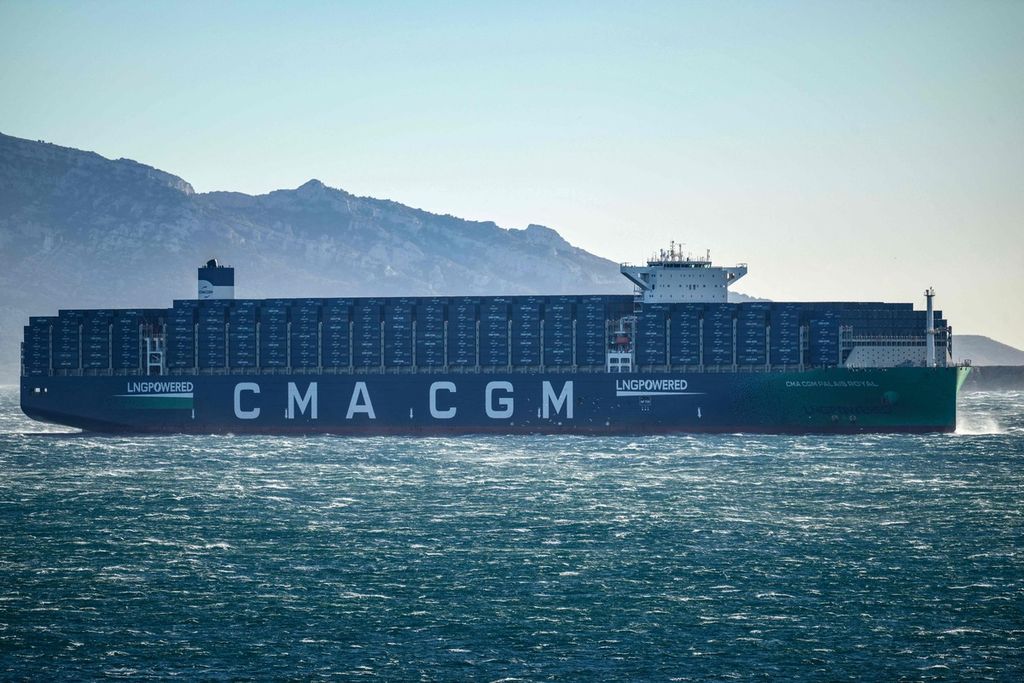 MV Royal Palais yang dioperasikan perusahaan pelayaran Perancis, CMA CGM, di pesisir Marseille, Perancis, pada 14 Desember 2023. Pada Sabtu (16/12/2023), CMA CGM mengumumkan berhenti melayari rute Laut Merah karena alasan keamanan. 