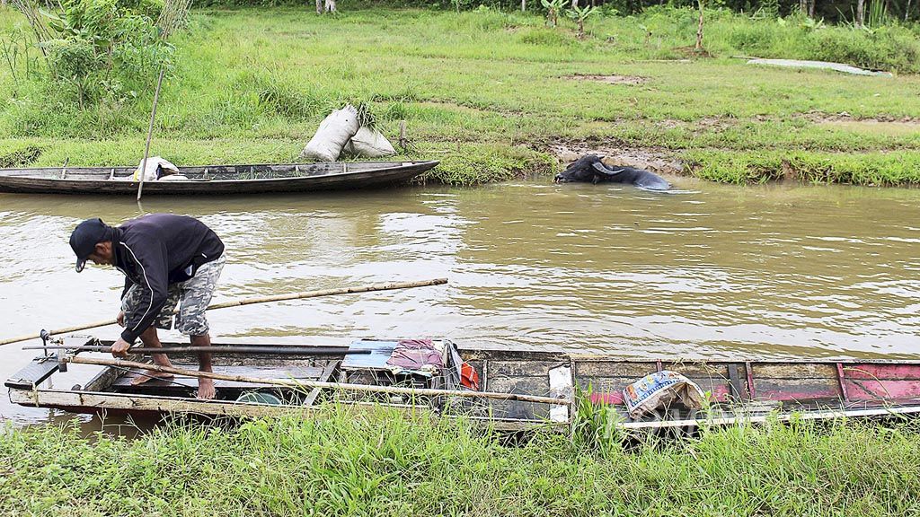 Seorang warga  memperbaiki perahu di kawasan gambut yang berada di Desa Perigi Talang Nangko, Kecamatan Pangkalan Lampam, Kabupaten Ogan Komering Ilir, Sumatera Selatan, Sabtu (6/5). Warga di desa ini membuat sejumlah aturan yang merupakan kearifan lokal untuk menjaga keberadaan gambut di wilayahnya.
