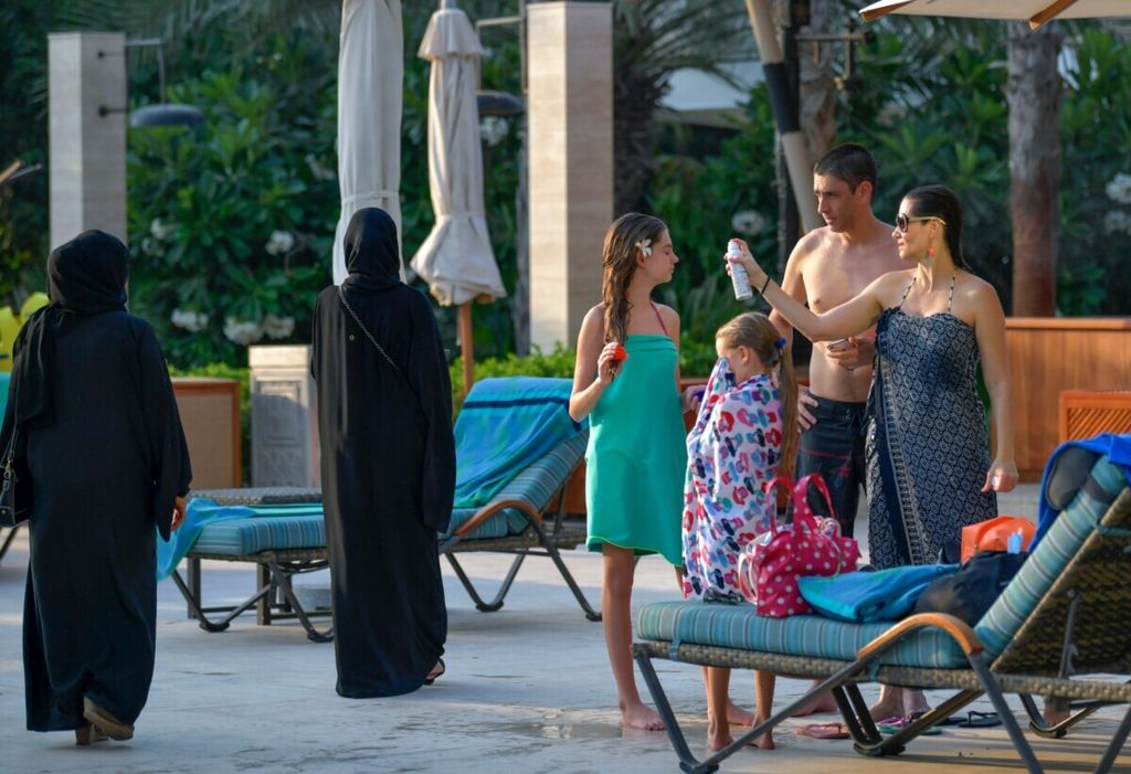 Wisatawan berjemur di tepi kolam renang hotel Al Naseem di Dubai, Uni Emirat Arab, pada 7 Juli 2020.