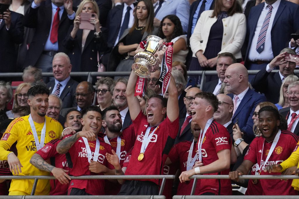 Para pemain Manchester United merayakan keberhasilan meraih trofi Piala FA usai mengalahkan Manchester City, 2-1, pada laga final di Wembley, London, Inggris, Sabtu (25/5/2024). 