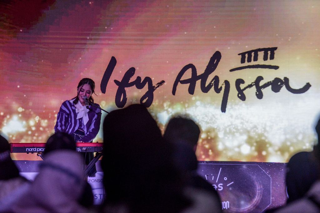 Penampilan Ify Alyssa di hari pertama acara Kompasfest 2023: Creation di Dome Area, Senayan Park, Jakarta, Sabtu (17/6/2023). Harian <i>Kompas</i> kembali menyelenggarakan Kompasfest yang telah memasuki tahun ketiga pada tahun ini. 