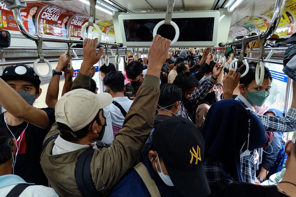 Penumpang memenuhi gerbong KRL Commuterline yang melaju dari Stasiun Tanah Abang, Jakarta tujuan Rangkas Bitung, Banten, Kamis (24/2/2022). 