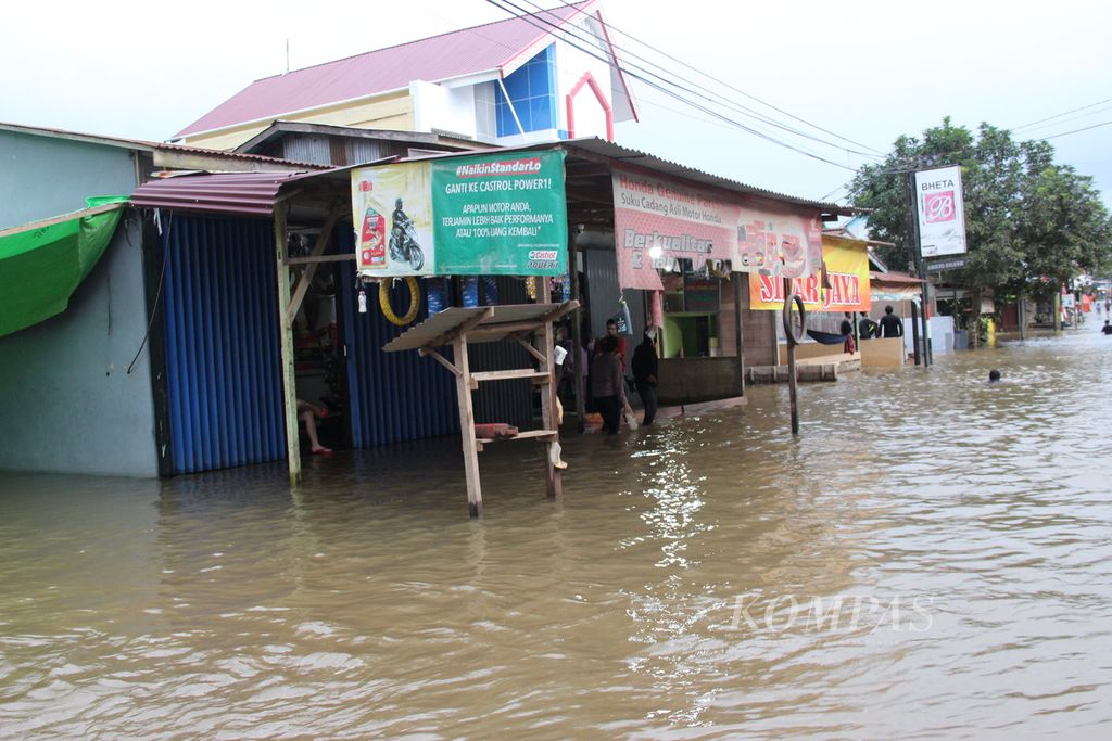 Sejumlah toko di Kecamatan Nanga Tayap, Kabupaten Ketapang, Kalimantan Barat, tutup karena terendam banjir, Rabu (12/10/2022). Lokasi tersebut berapa di jalur trans-Kalimantan yang menghubungkan wilayah Kalbar dengan Kalimantan Tengah.