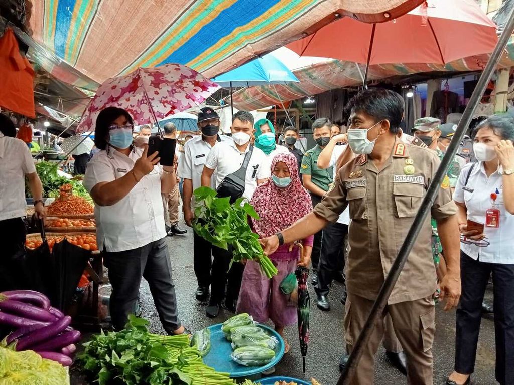 Kepala Badan Karantina Pertanian Bambang berbicara dengan pedagang di Pasar Girian, Bitung, Sulawesi Utara, dalam gelaran pemantauan stok dan harga bahan pangan menjelang Lebaran, Rabu (27/4/2022).