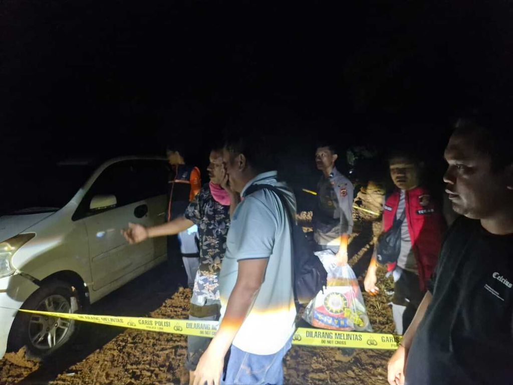 Satu keluarga tewas keracunan gas beracun dari saluran pendingin udara yang bocor di dalam mobil di Desa Limbur Baru, Kecamatan Limbur Lubuk Mengkuang, Kabupaten Bungo, Jambi, Jumat (12/4/2024). 