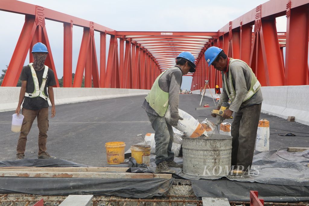 Pekerja beraktivitas pada proyek pembangunan Jalan Tol Binjai-Tanjung Pura-Pangkalan Brandan di Jembatan Tol Sei Wampu, Kabupaten Langkat, Sumatera Utara, Jumat (11/8/2023). 
