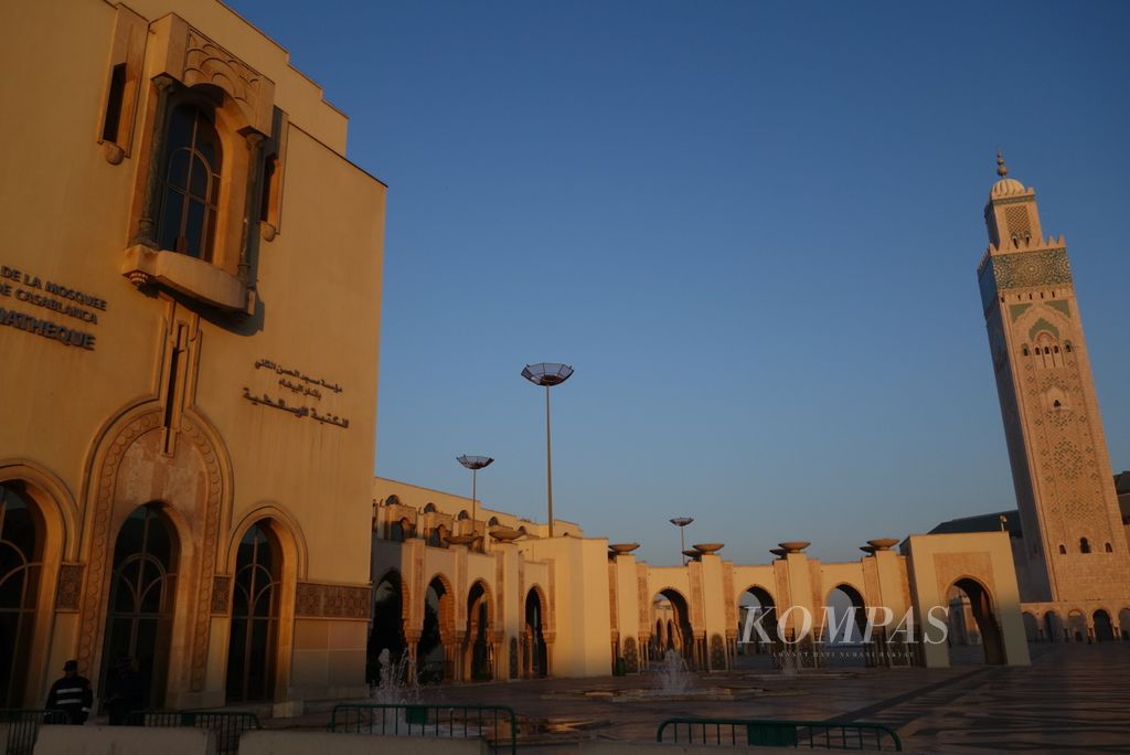 Museum Masjid Hassan II, Casablanca, Maroko (sebelah kiri) dan bangunan utama (tengah dengan menara)