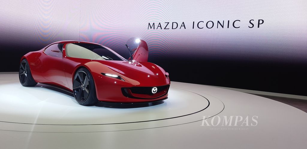 Mobil konsep Mazda Iconic SP dipamerkan di <i>booth </i>Mazda saat ajang pameran otomotif Japan Mobility Show 2023 di Tokyo, Jepang, Rabu (25/10/2023) siang. 