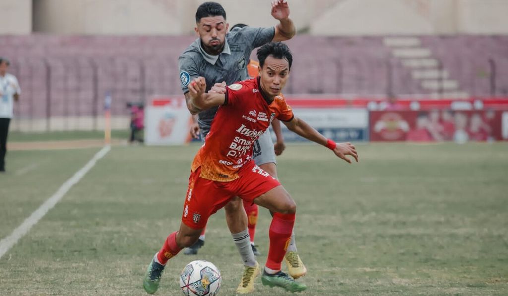 Dokumentasi Bali United menampilkan pemain Bali United berduel dengan pemain Borneo FC dalam laga lanjutan BRI Liga 1 2022/2023 di Stadion Sultan Agung, Bantul, Yogyakarta, Kamis (15/12/2022). Bali United ditaklukkan Borneo FC dengan skor akhir 1-3.