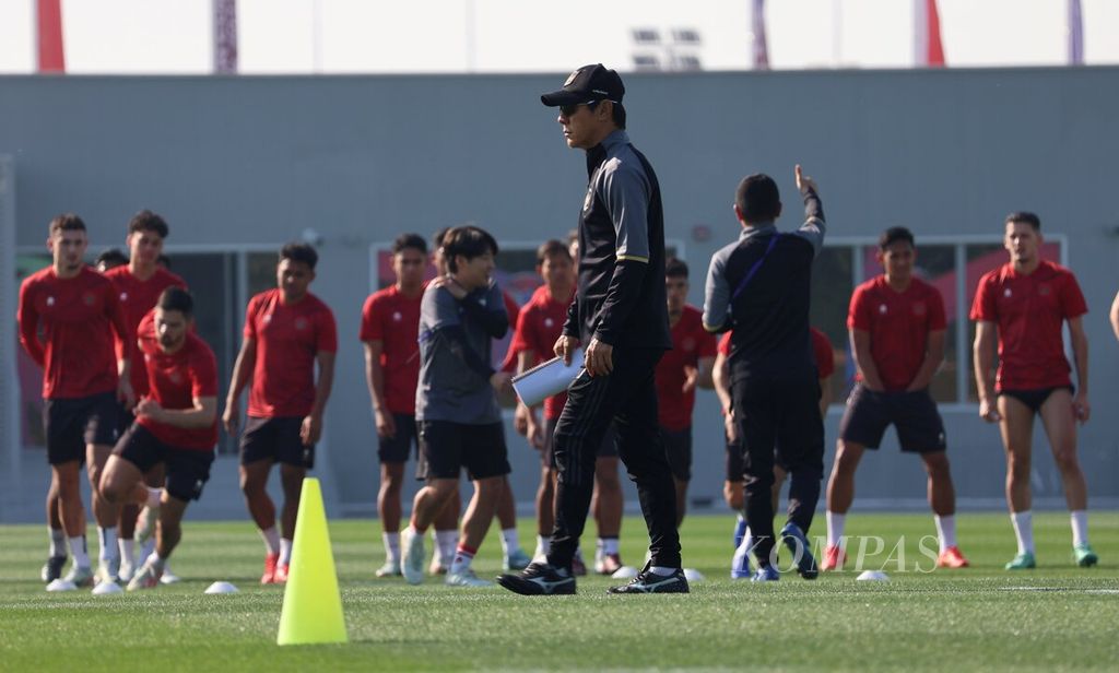 Pelatih Indonesia Shin Tae-yong mengawasi anak asuhannya yang berlatih di lapangan Al Egla Training Facility, Lusail, Qatar, Selasa (23/1/2024) dalam rangka Piala Asia 2023. 