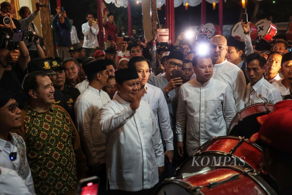 Menteri Pertahanan Prabowo Subianto tiba di Pondok Pesantren Ora Aji di Kecamatan Kalasan, Sleman, DI Yogyakarta, Jumat (8/9/2023). Prabowo diundang untuk turut merayakan milad ke-11 pondok pesantren itu. 