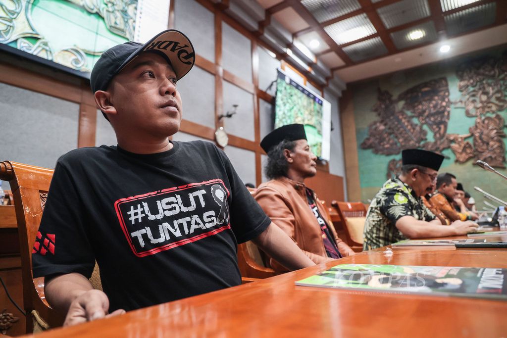 Keluarga korban Tragedi Kanjuruhan mengikuti rapat dengar pendapat dengan Komisi X DPR di Kompleks Parlemen, Senayan, Jakarta, Rabu (18/1/2023). 