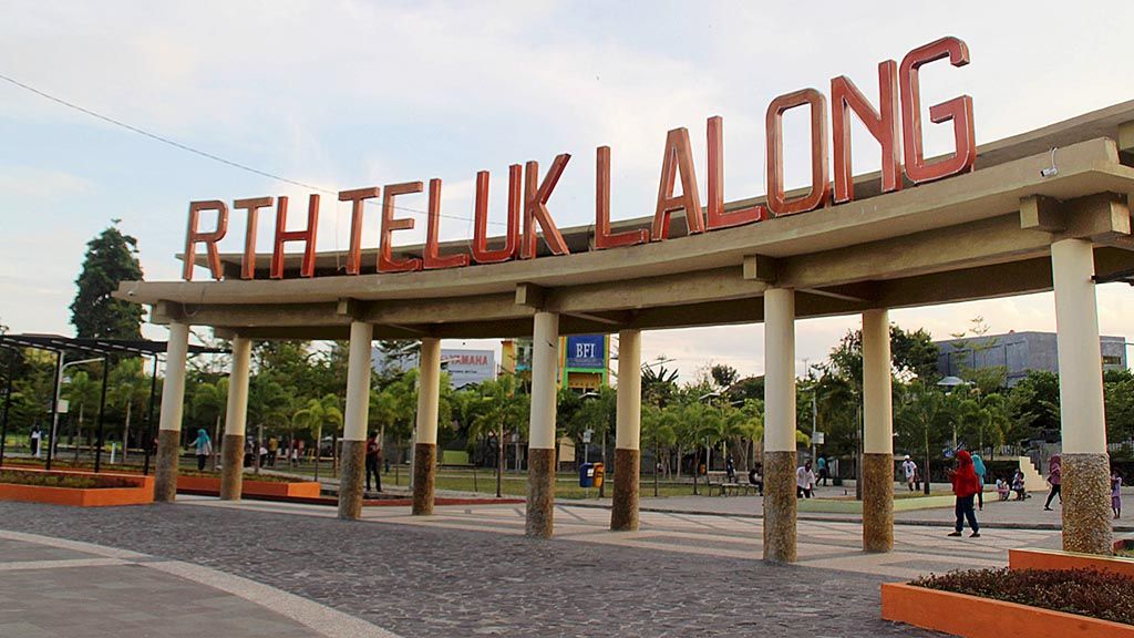 Area masuk Ruang Terbuka Hijau (RTH) Teluk Lalong, Luwuk, Kabupaten Banggai, Sulawesi Tengah, Minggu (17/11). RTH Teluk Lalong menjadi arena warga melakukan beragam aktivitas pada sore hingga malam.    