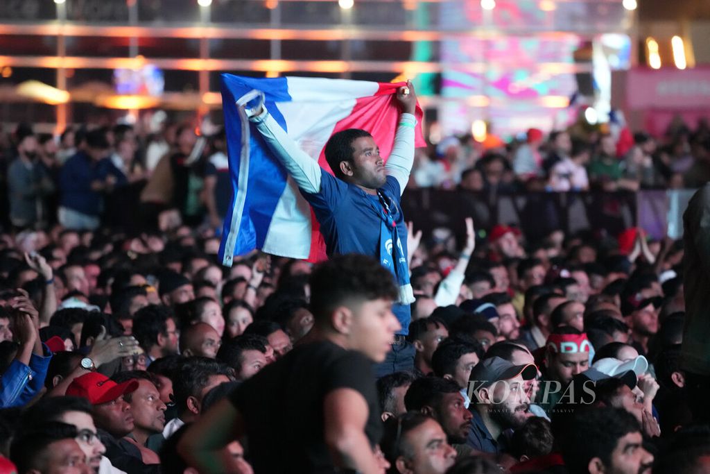 Warga menonton siaran langsung pertandingan semifinal Piala Dunia 2022 antara Perancis melawan Maroko yang diselenggarakan di FIFA Fan Festival di Corniche, Qatar, Rabu (14/12/2022). 