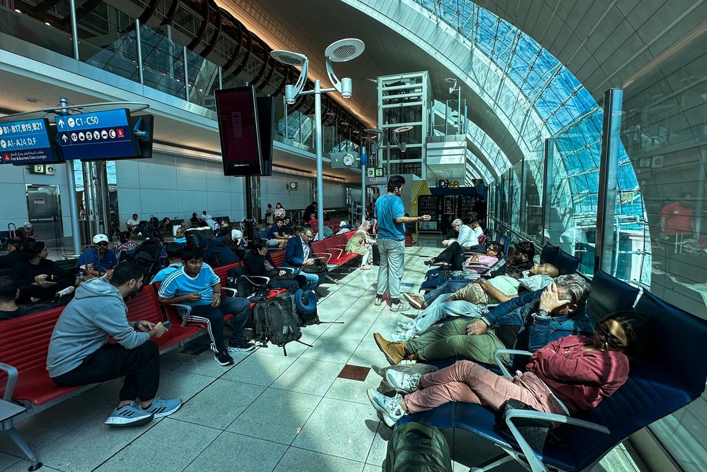 Calon penumpang menunggu penerbangan di Bandara Internasional Dubai di Dubai, Uni Emirat Arab, 17 April 2024. Penerbangan ditunda dan dibatalkan akibat hujan deras yang menyebabkan banjir di landasan dan bandara. 