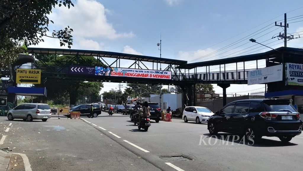A number of vehicles passed in front of the Jatim Park 3 tourist destination in Batu City, East Java, on Friday (10/2/2024). Travel industry players reported an increase in the number of tourists during the long weekend holiday coinciding with this year's Ascension of Jesus Christ holiday.