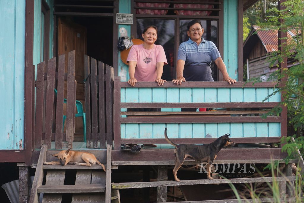 Ajang Jalung (67) dan istrinya, Lafung Kedung (52), berpose di halaman rumahnya di Desa Long Peleban, Kecamatan Peso, Kabupaten Bulungan, Kalimantan Utara, Minggu (22/10/2023).