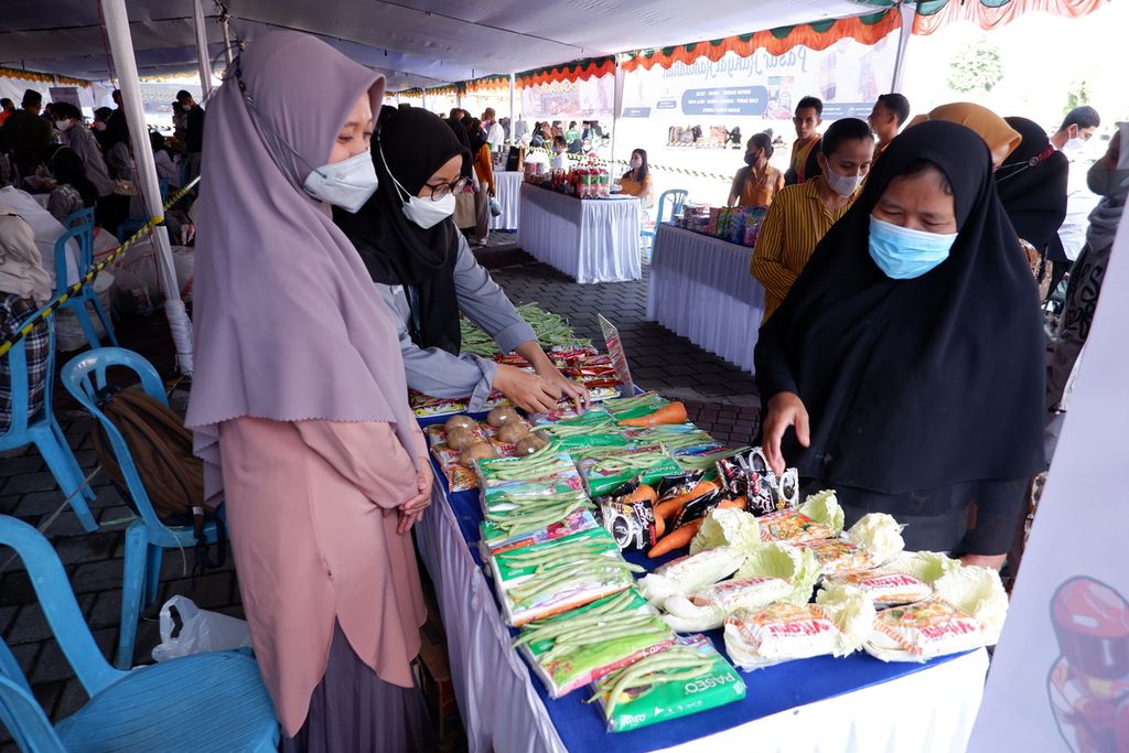 Pengunjung melihat berbagai produk yang dijual pada kegiatan Pasar Rakyat Ramadhan yang diselenggarakan Kantor Perwakilan Bank Indonesia Provinsi NTB dan Pemerintah Kota Mataram di Lapangan Sangkareang, Kota Mataram, Nusa Tenggara Barat, Senin (11/4/2022).