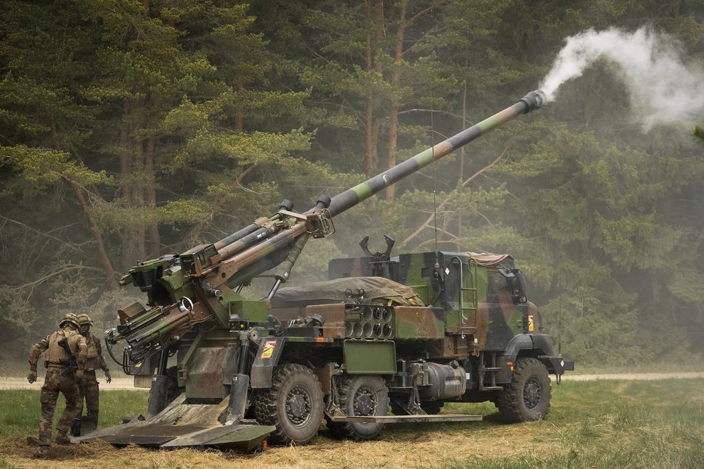 Tentara Perancis menembakkan howitzer buatan Perancis, Caesar, dalam latihan militer Badai Musim Semi (Spring Storm) 2023 di dekat Tapa, Estonia, Kamis (25/5/2023). Perancis segera memasok 78 howitzer Caesar ke Ukraina. 
