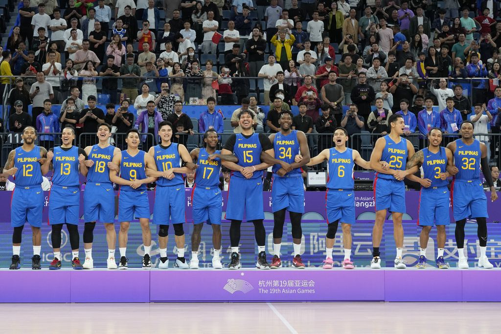 Tim basket putra Filipina berdiri di podium merayakan keberhasilan meraih medali emas di Asian Games 2022 di Hangzhou, Jumat (6/10/2023). Di final, Filipina mengalahkan Jordania, 70-60.