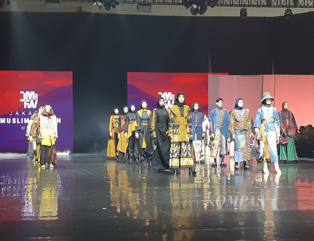 Para model menampilkan busana muslim rancangan siswa dan mahasiswa pendidikan vokasi di ajang Jakarta Muslim Fashion Week (JMFW) 2022 di ICEBSD Tangerang, Banten, Sabtu (22/10/2022).