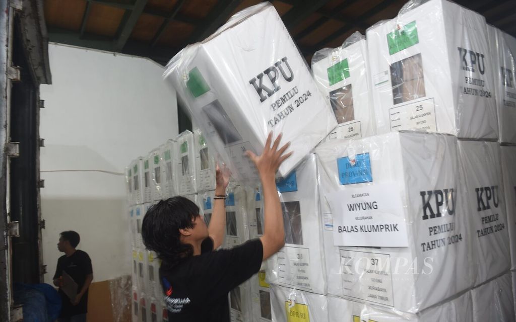 Petugas mengambil kotak logistik Pemilu 2024 untuk dimasukkan ke dalam truk dan akan dikirim ke Kecamatan Wiyung di Gudang KPU Surabaya, Surabaya, Jumat (2/2/2024).