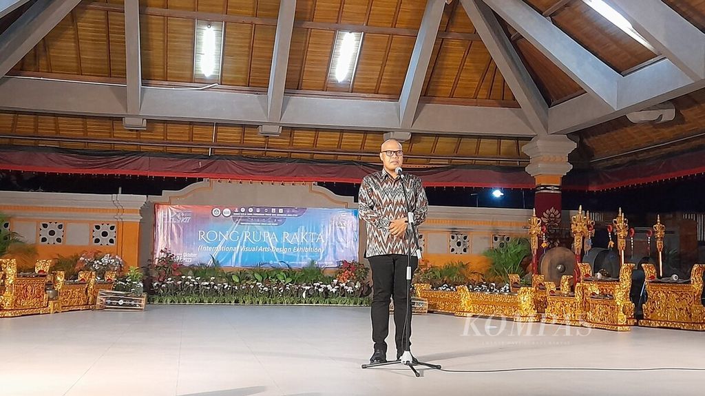 Rektor ISI Denpasar I Wayan "Kun" Adnyana memberikan sambutan pada malam pembukaan pameran seni visual dan desain internasional bertajuk Rong Rupa Rakta di ISI Denpasar, Kota Denpasar, Selasa (24/10/2023).