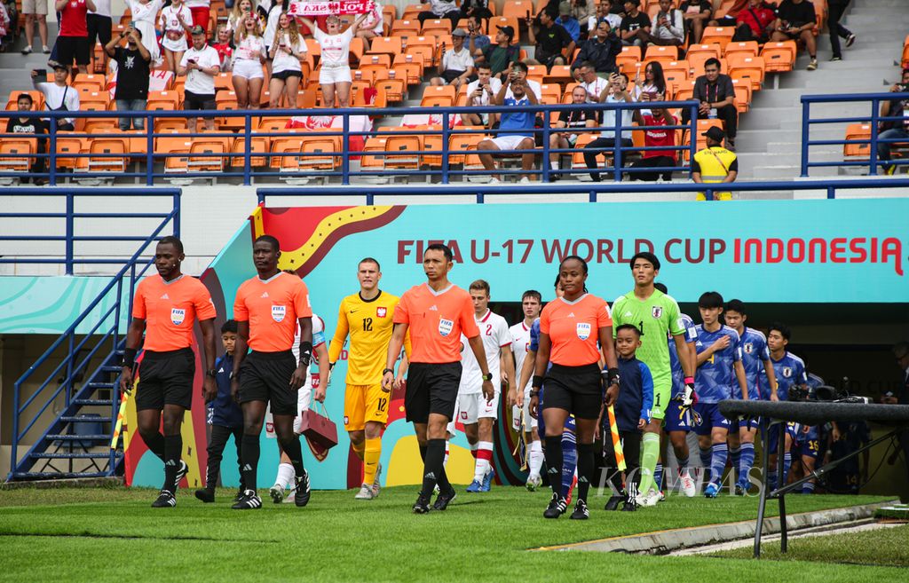 Wasit keempat asal Indonesia, Yudi Nurcahya (kedua dari kanan, depan), dalam laga penyisihan Grup D Piala Dunia U-17 2023 antara Jepang dan Polandia di Stadion Si Jalak Harupat, Kabupaten Bandung, Jawa Barat, Sabtu (11/11/2023). Yudi adalah satu dari tiga wasit asal Indonesia yang bertugas di Piala Dunia U-17 2023.