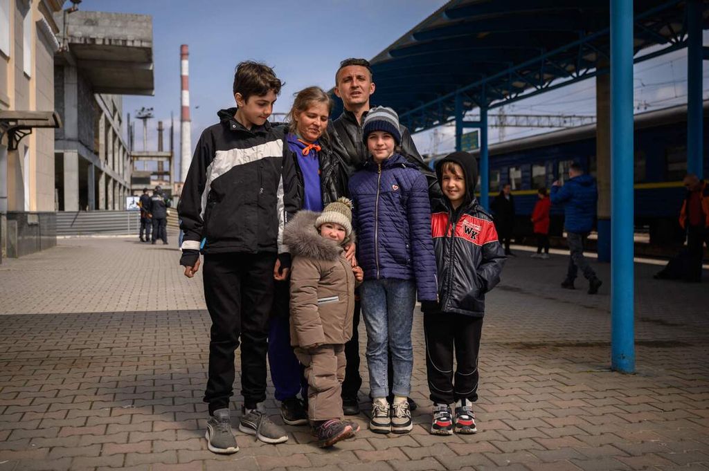 Keluarga pengungsi Ukraina saat tiba di Zaporijjia pada Jumat (22/4/2022). Mereka berhasil keluar dari Mariupol.