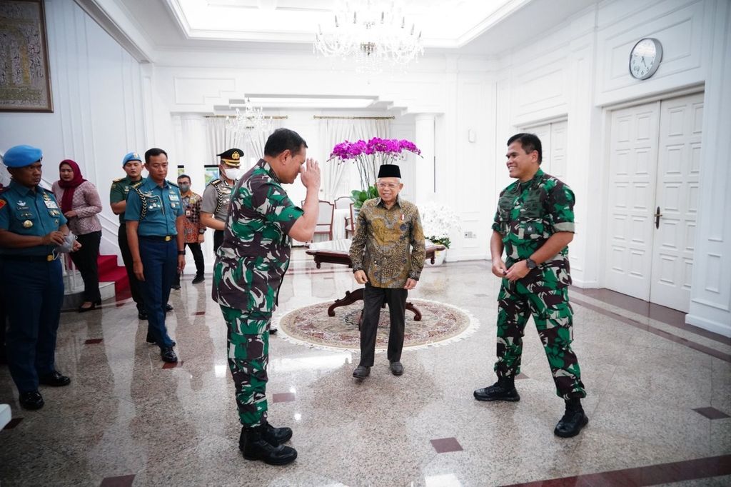 Wakil Presiden Ma'ruf Amin menerima Panglima TNI Laksamana Yudo Margono dan Kepala Staf TNI Angkatan Laut Laksamana Muhammad Ali di kediaman resmi Wapres di Jakarta, Selasa (3/1/2023).