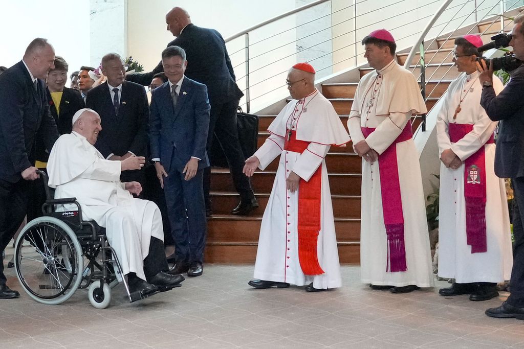 Paus Fransiskus disambut Uskup Agung Singapura Kardinal William Seng Chye Goh, Nuncio Apostolik untuk Singapura Uskup Marek Zalewski, serta Presiden Konferensi Waligereja Katolik Malaysia, Singapura, dan Brunei Julian Leow Beng Kim (kiri ke kanan) di Bandara Internasional Changi Singapura, Rabu (11/9/2024).