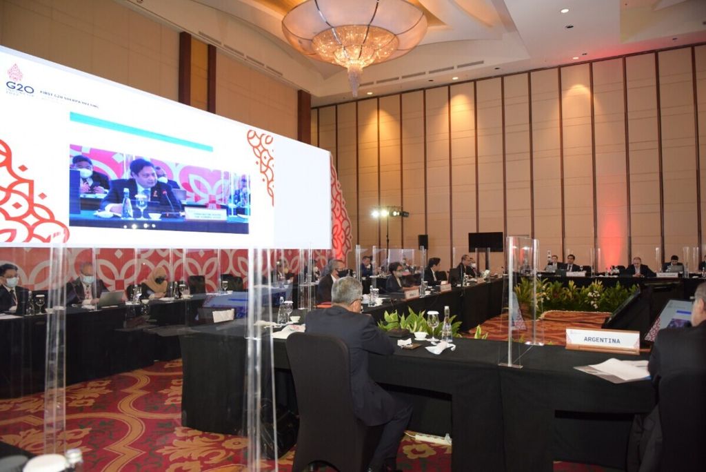 Menteri Koordinator Bidang Perekonomian Airlangga Hartarto (dalam layar) pada Pertemuan Pertama Tingkat Sherpa G-20 (1st G-20 Sherpa Meeting) dalam Presidensi Indonesia, yang dilakukan secara hibrida di Jakarta, Selasa (7/12/2021).