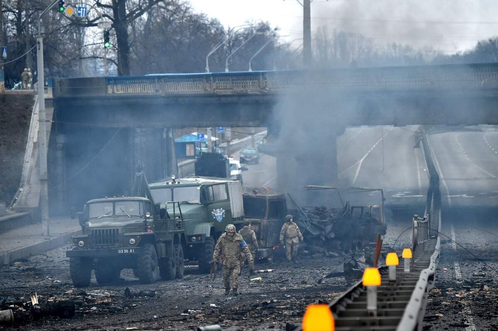 Tentara Ukraina berada di lokasi pertempuran dengan pasukan sergap Rusia di Kiev, Ukraina, Sabtu (26/2/2022). 