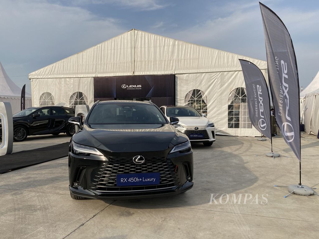 Test drive several Lexus SUV variants with electrification technology at the Jakarta International E-Prix Circuit, Ancol, North Jakarta, Tuesday (20/6/2023).
