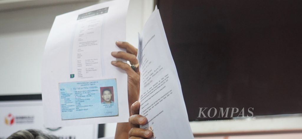 Beberapa warga didampingi Tim Posko Pengaduan Warga PDI-P mendatangi Kantor Badan Pengawas Pemilu Provinsi DKI Jakarta, Jakarta, untuk menyerahkan pelaporan dugaan pelanggaran pencatutan KTP warga untuk pendaftaran calon peserta Pilkada DKI Jakarta melewati jalur perseorangan, Senin (19/8/2024). 