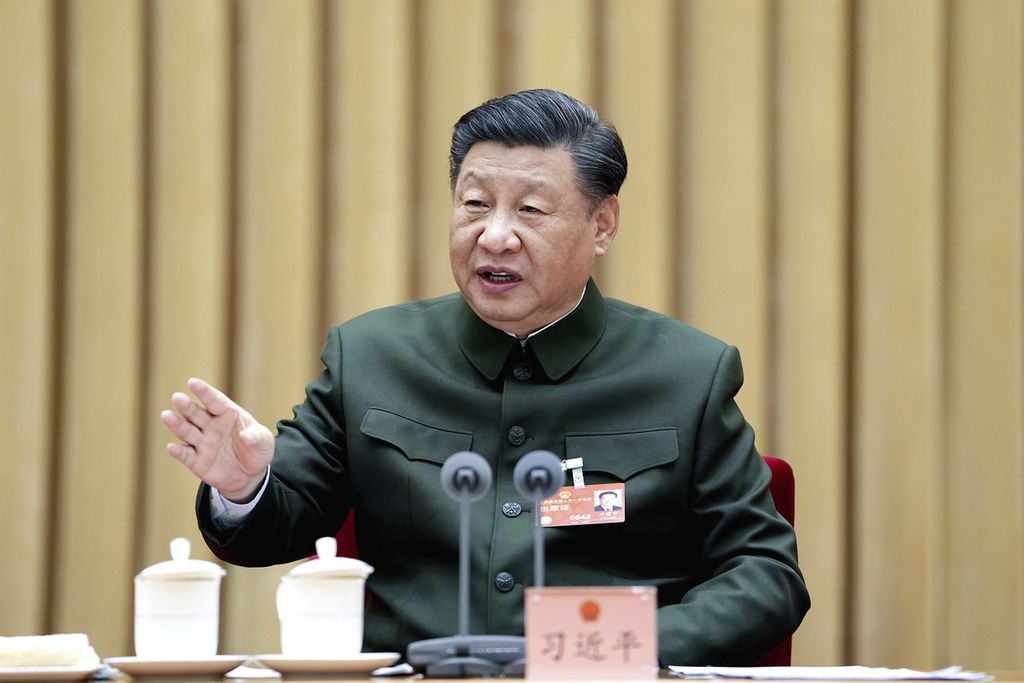 Presiden China Xi Jinping yang juga menjabat Kepala Komisi Militer Pusat menghadiri sidang pleno delegasi Tentara Pembebasan Rakyat (PLA) China dan Pasukan Kepolisian Bersenjata China pada sidang Kongres Rakyat Nasional di Beijing, Rabu (8/3/2023). 