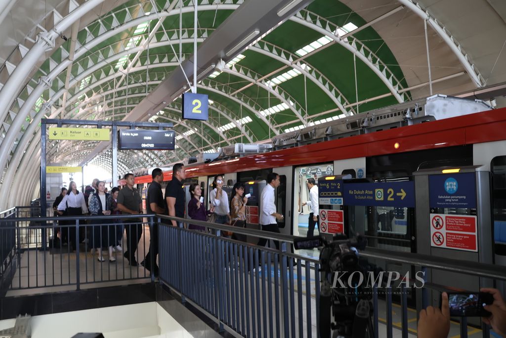 Presiden Joko Widodo mencoba menumpangi LRT dari Stasiun Jatimulya, Bekasi sampai Stasiun Dukuh Atas, Jakarta, Kamis (10/8/2023). Dalam uji coba ini, Presiden mengajak belasan artis.