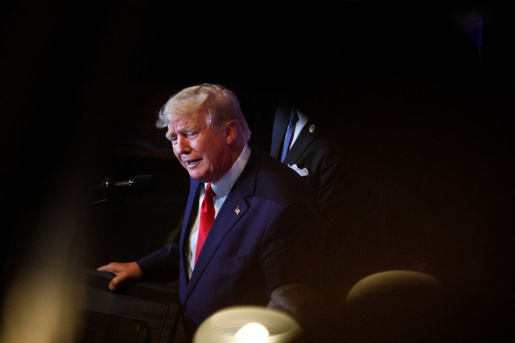 Mantan Presiden AS Donald Trump berpidato di hadapan hadirin saat kampanye pilpres 2024 di Columbia, South Carolina, 28 Januari 2023. 