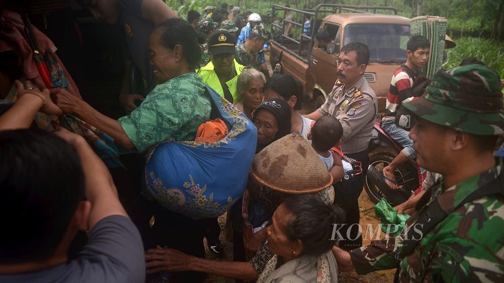 Pengungsi Korban Banjir Gunung Kidul - Warga Dusun Kuwon Kidul korban banjir dipindahkan ke tempat pengungsian di Balai Desa Pacarejo, Semanu, Gunung Kidul, DI Yogyakarta, Rabu (29/11). Sehari sebelumnya mereka mengungsi di kandang ayam untuk menghindari bahaya banjir. Sebanyak 2.500 warga desa yang terkena bencana banjir akibat Siklon Tropis Cempaka saat ini harus mengungsi di lokasi pengungsian yang tersebar di sepuluh titik.