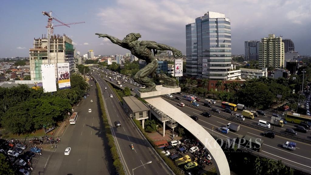 Patung Dirgantara di Pancoran, Jakarta Selatan, Rabu (18/3/2015). Patung dari bahan perunggu dengan bobot 11 ton tersebut dirancang Edhei Soenarso pada 1964.