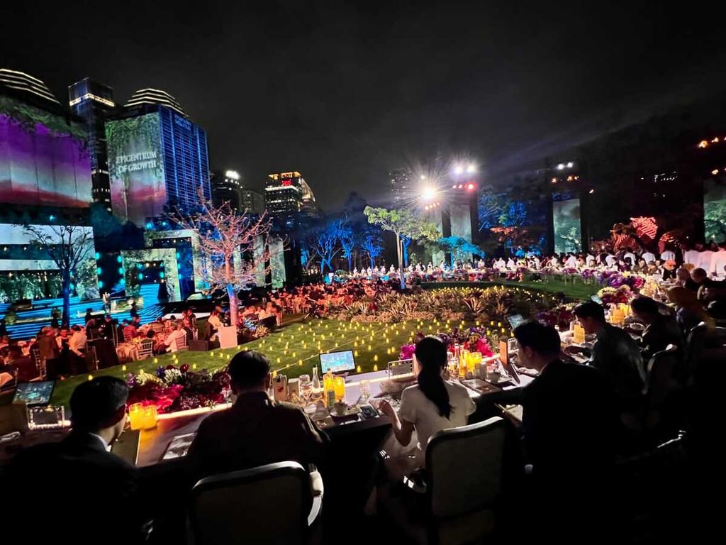 Presiden Joko Widodo beserta Ibu Iriana Joko Widodo menjamu santap malam para pemimpin negara ASEAN, negara mitra, serta organisasi internasional dan undangan lainnya di Hutan Kota Gelora Bung Karno (GBK), Jakarta, Rabu (6/9/2023). Jamuan ini digelar sebagai rangkaian acara puncak Konferensi Tingkat Tinggi Ke-43 ASEAN.