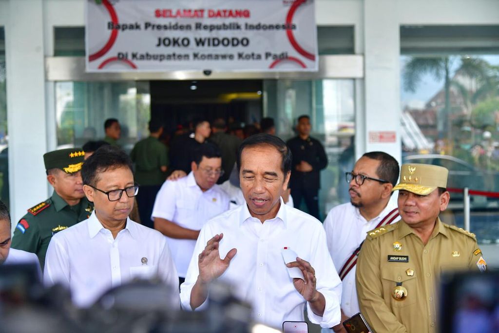 Presiden Jokowi ketika memberikan keterangan pers seusai berkunjung ke Badan Layanan Umum Daerah (BLUD) Rumah Sakit Konawe di Kabupaten Konawe, Provinsi Sulawesi Tenggara, Selasa (14/5/2024).