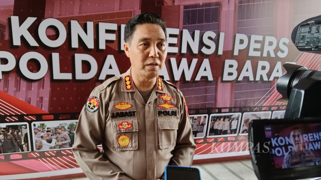 Kepala Bidang Humas Polda Jawa Barat Komisaris Besar Jules Abraham Abast saat memberikan keterangan pers bagi jurnalis di Kota Bandung, Jawa Barat, pada 4 Maret 2024.