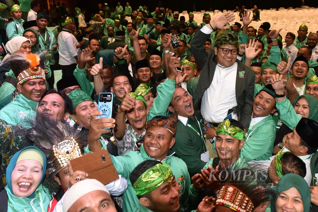 Para peserta Muktamar Ke-5 PKB merayakan kembali terpilihnya Muhaimin Iskandar sebagai ketua umum PKB periode 2019-2024 di Hotel Westin, Nusa Dua, Bali, 21 Agustus 2019. Muhaimin Iskandar kembali dipilih sebagai ketua umum PKB periode 2019-2024 secara aklamasi. 