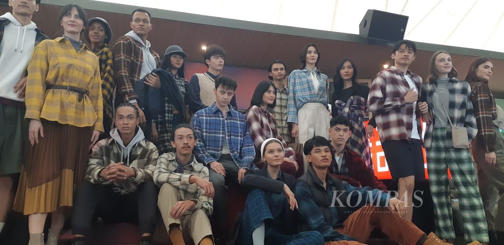 Model berfoto dalam kreasi pakaian <i>flannel</i> keluaran terbaru jenama <i>fashion</i> Jepang, Uniqlo, di Jakarta, Jumat (13/10/2023).